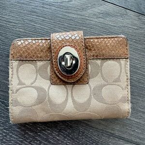Coach wallet beige with logo design